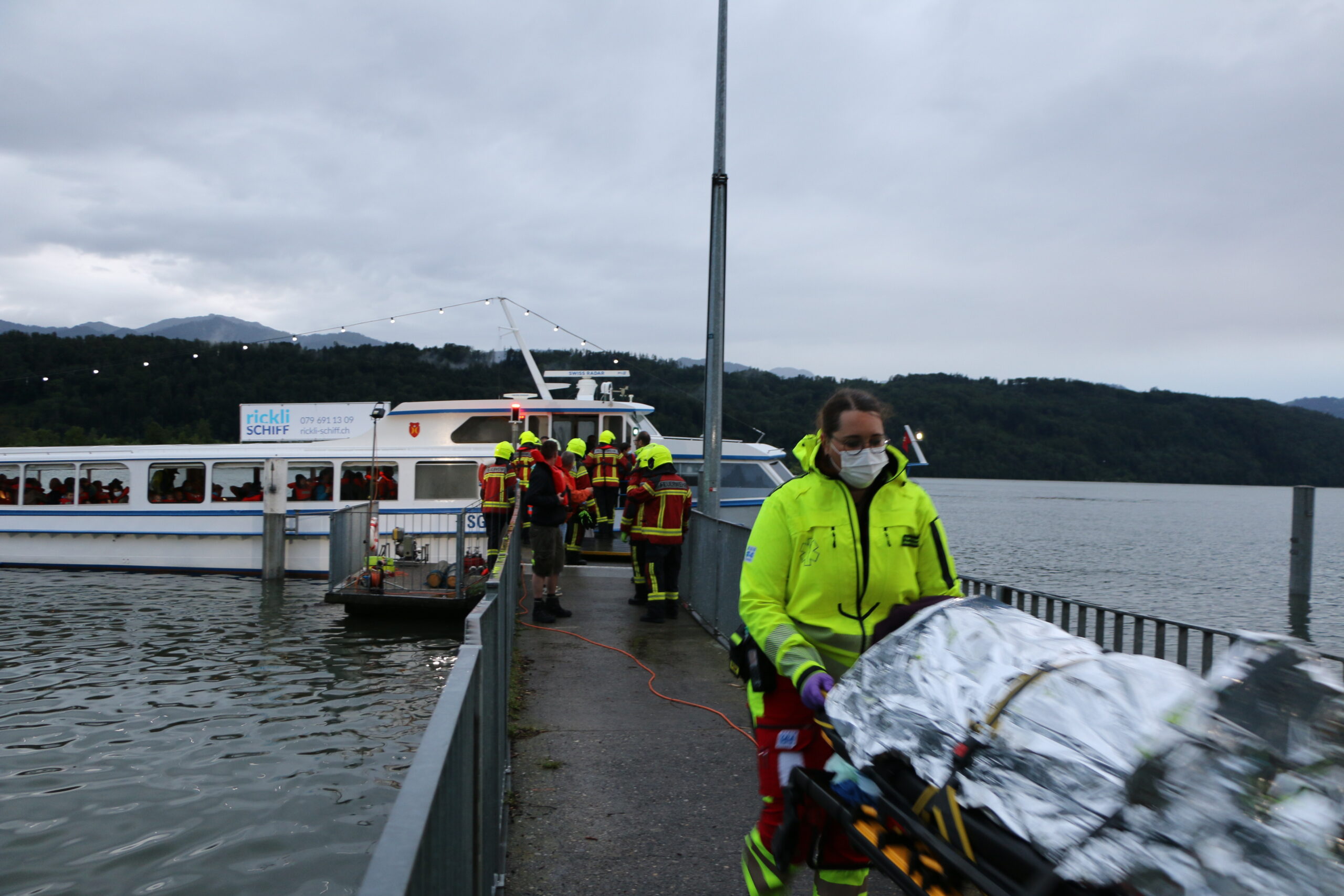 Ein «Regio»-Team hat vom Evakuierungsschiff einen «Verletzten» übernommen und bringt ihn zum Rettungswagen.