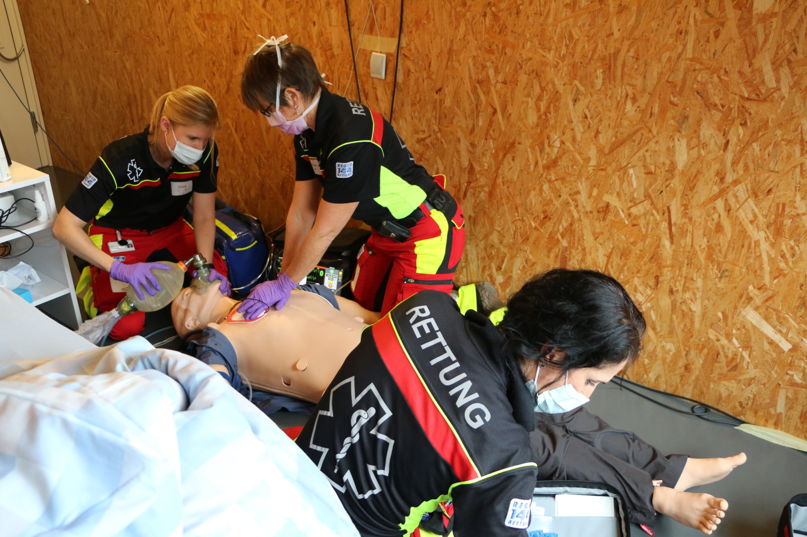 Zwei Rettungssanitäterinnen und eine Notärztin am Reanimieren im Rahmen eines Fallbeispiels: damit diese klassische Teamarbeit klappt, müssen CRM-Grundsätze beachtet werden.