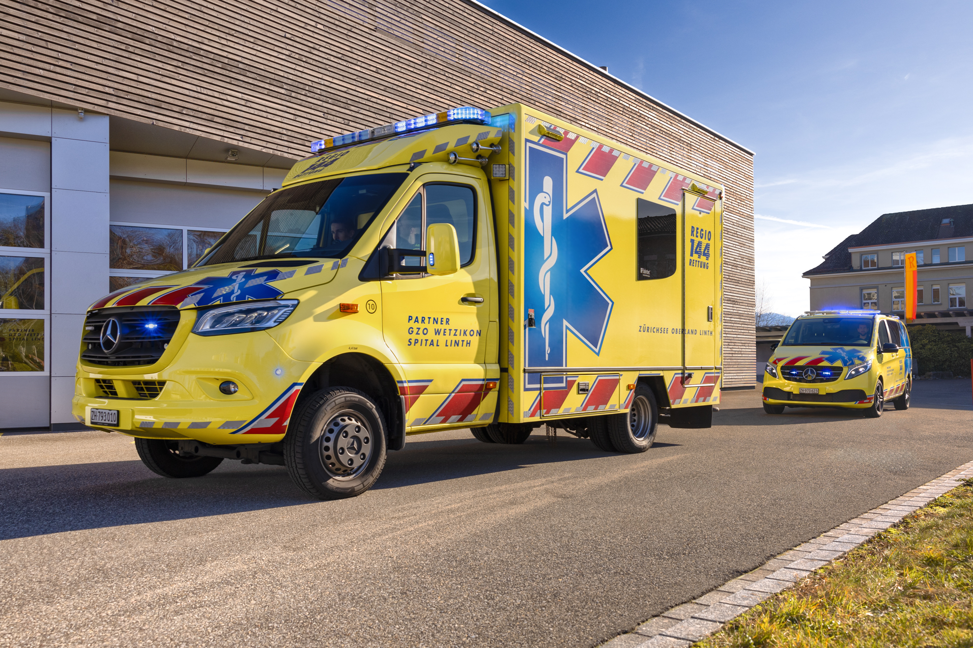 Ein Rettungswagen und ein Notarzteinsatzfahrzeug – beides Vertreter der neusten Fahrzeuggeneration – rücken vom «Regio»-Stützpunkt in Rüti her aus.