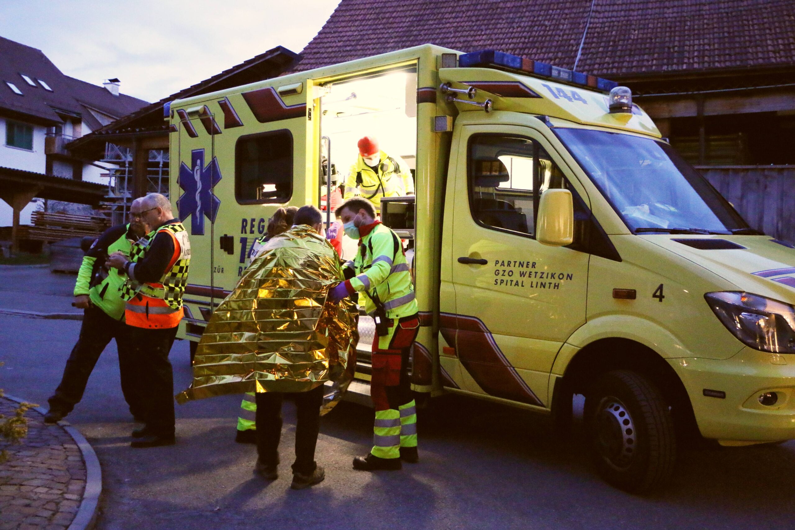 Einer der ersten, gehfähigen «Verletzten» wird zu einem Rettungswagen der «Regio» gebracht.