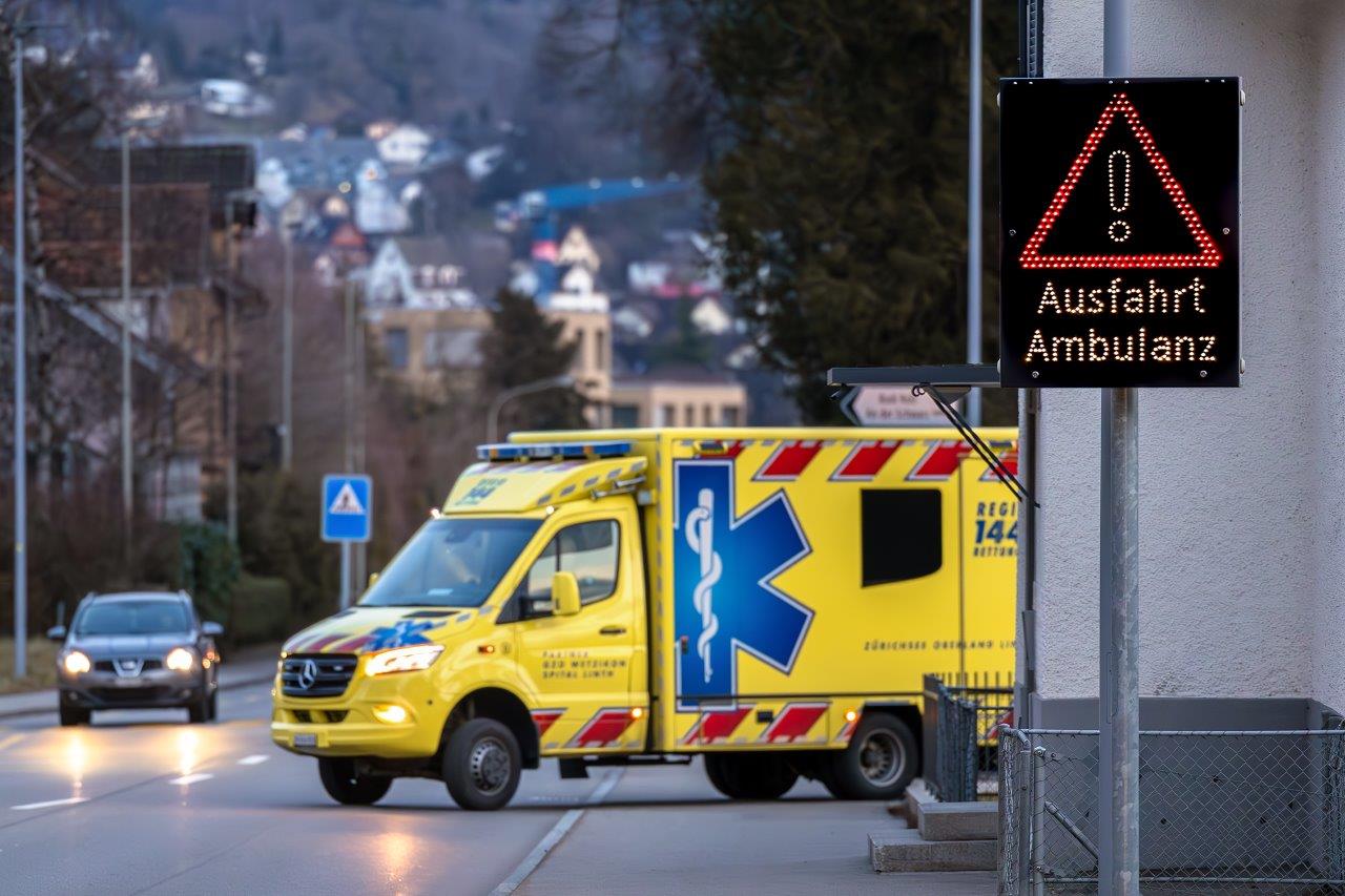 Die gelben Rettungswagen der Regio 144 sind die nächsten Wochen täglich im Kanton Glarus unterwegs.