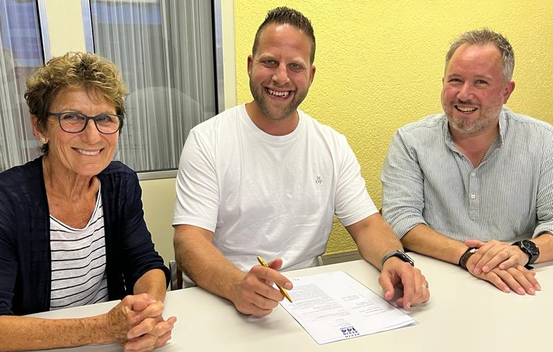 Flankiert von Verwaltungsratspräsidentin Carmen Müller Fehlmann und Geschäftsführer Markus Honegger, unterzeichnet das neue Geschäftsleitungsmitglied Simon Leiser seinen neuen Arbeitsvertrag.
