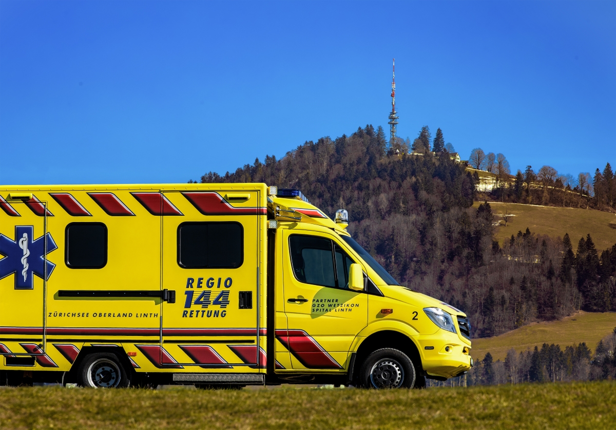 Bei der Regio 144 AG – im Bild ein Rettungswagen des Unternehmens vor dem Bachtelturm – läuft‘s gut.